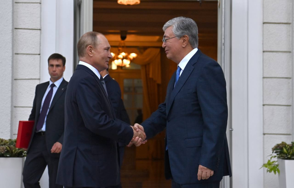 Рукопожатие лидеров: как Путин встретил Токаева