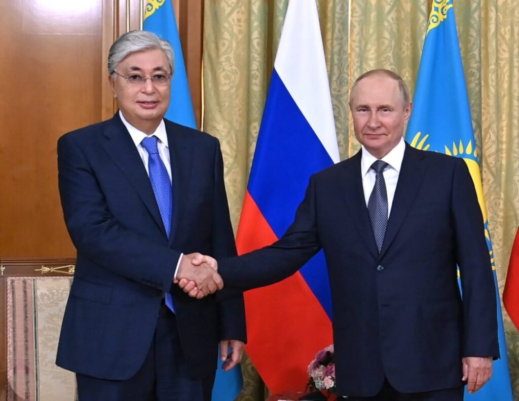 Рукопожатие лидеров: как Путин встретил Токаева