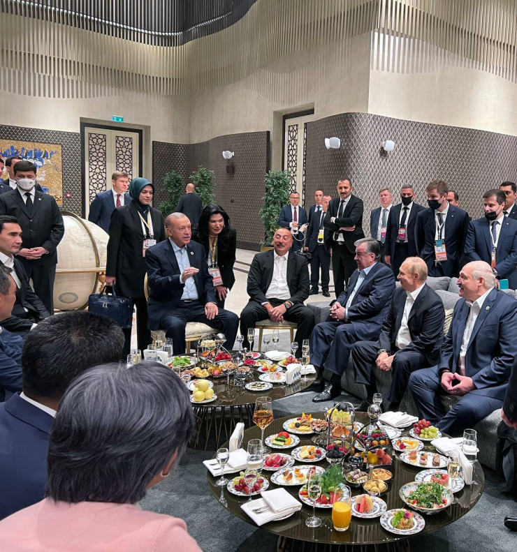 Лидеры стран ШОС провели неформальную встречу без галстуков