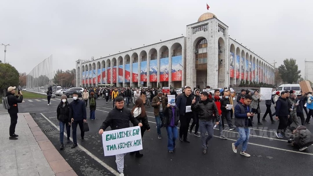 В Киргизии митингуют "за" и "против" политики Жапарова