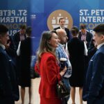 Лимонад из пустыни, Лебедев как часть стенда и губернатор на костылях: хроники стартового дня ПМЭФ-2026