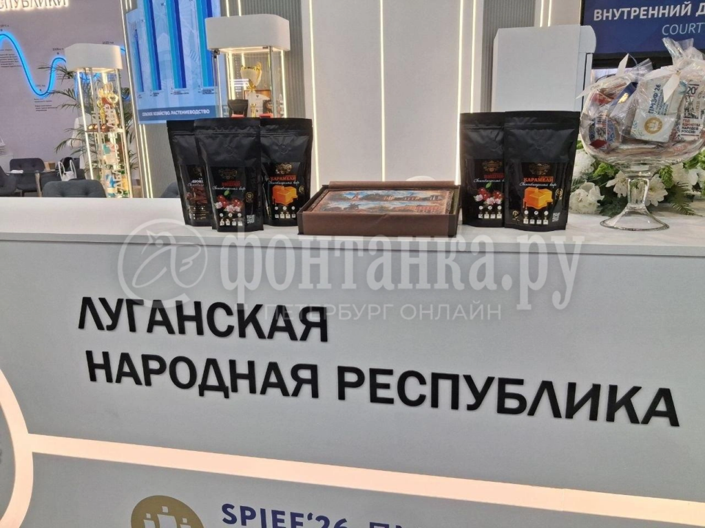 Лимонад из пустыни, Лебедев как часть стенда и губернатор на костылях: хроники стартового дня ПМЭФ-2026